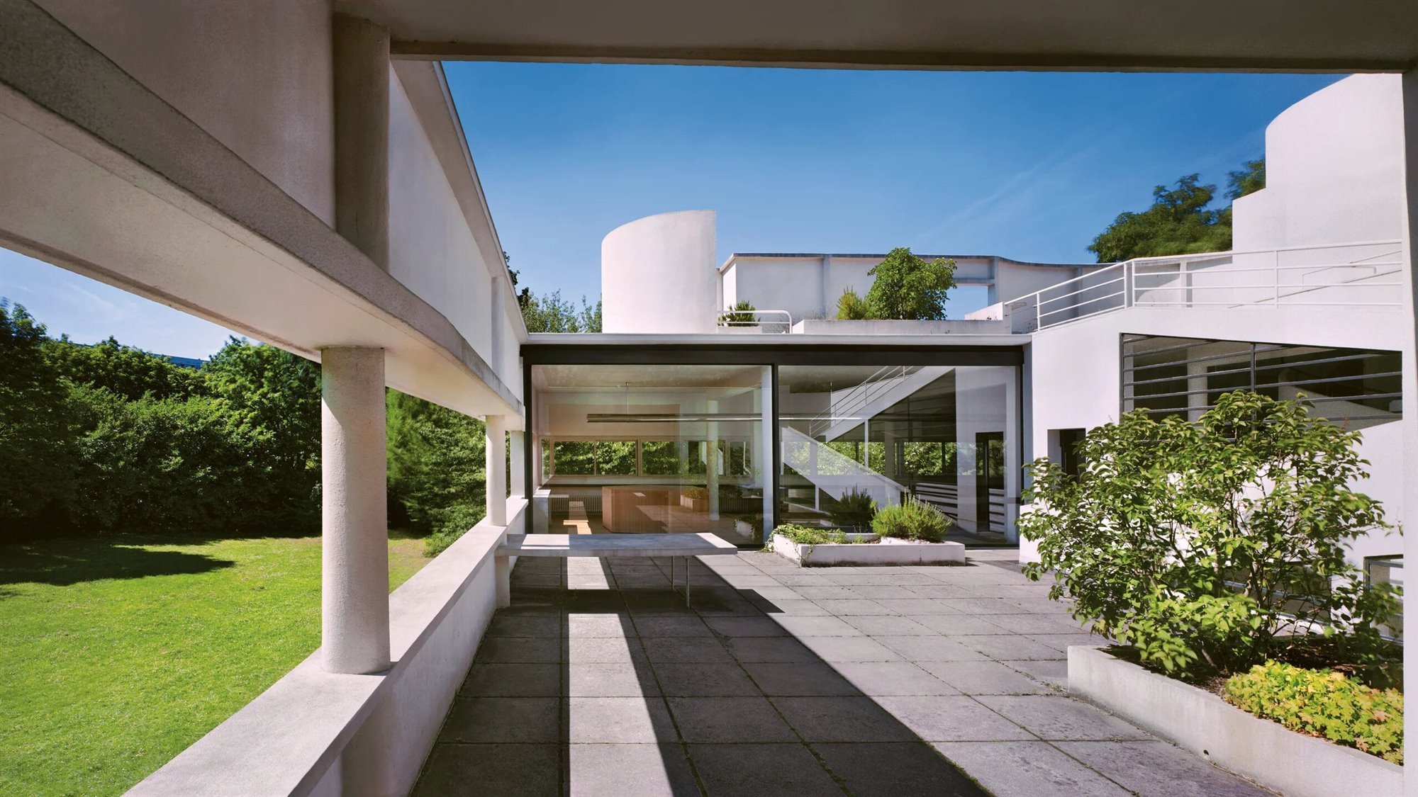 Vista de la terraza y fachada acristalada de la Villa Savoye diseñada por Le Corbusier, ejemplo de arquitectura moderna en Francia