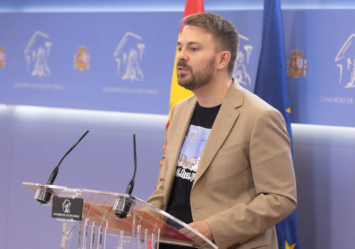 Político durante rueda de prensa sobre impuesto reventa vivienda en España