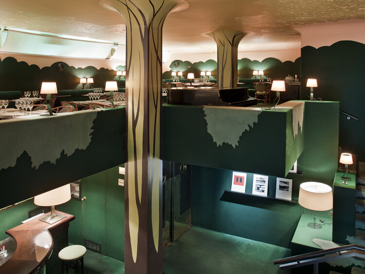 Interior del restaurante Il Giardinetto en Barcelona, diseño de Federico Correa y Alfonso Milà.