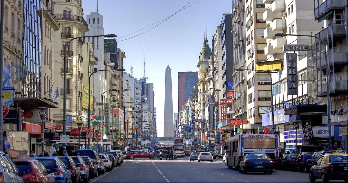 Avenida céntrica de Buenos Aires con el Obelisco al fondo, símbolo de la reactivación del mercado inmobiliario Argentina 2026