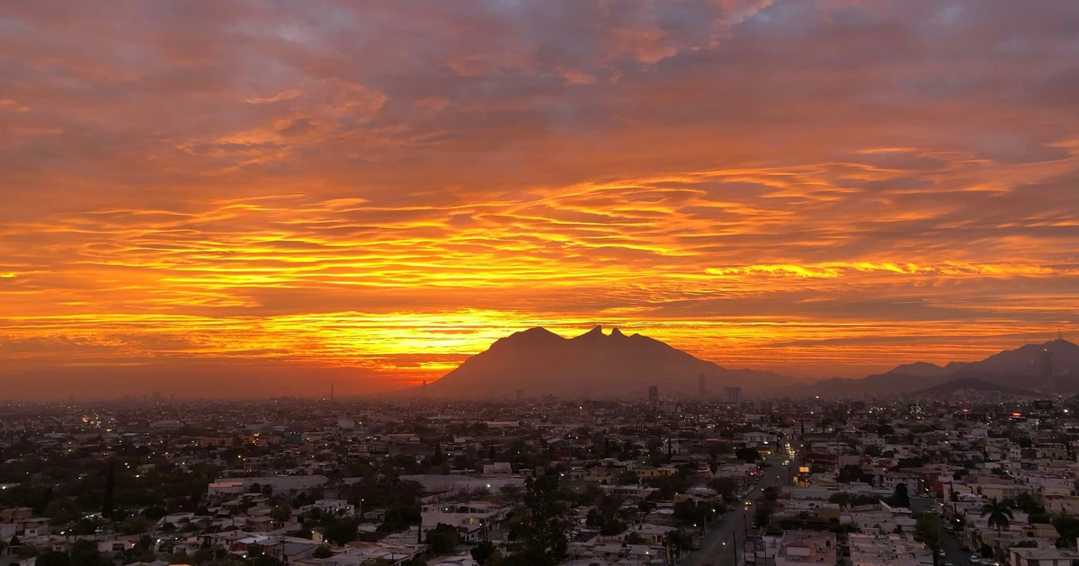 Vista real del skyline de Monterrey al atardecer, donde se construye la Torre Rise de 475 m