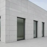 Fachada ventilada revestida con porcelana arquitectónica de gran formato en vivienda modernoa.