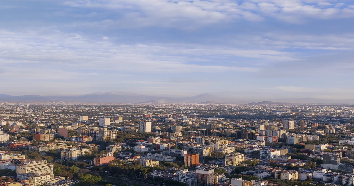 Vista aérea de la Ciudad de México con los volcanes Popocatépetl e Iztaccíhuatl al fondo – precios vivienda CDMX 2025