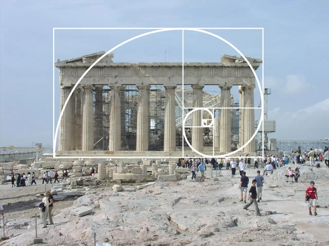 proporción áurea en la fachada del Partenón de Atenas con espiral dorada superpuesta