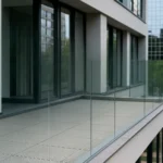 Barandilla de vidrio templado sin perfil superior metálico, con diseño minimalista y vista urbana moderna.
