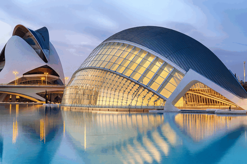 Ciudad de las Artes y las Ciencias de Valencia al atardecer, símbolo del crecimiento urbano y de la vivienda en la Comunitat Valenciana