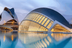 Ciudad de las Artes y las Ciencias de Valencia al atardecer, símbolo del crecimiento urbano y de la vivienda en la Comunitat Valenciana