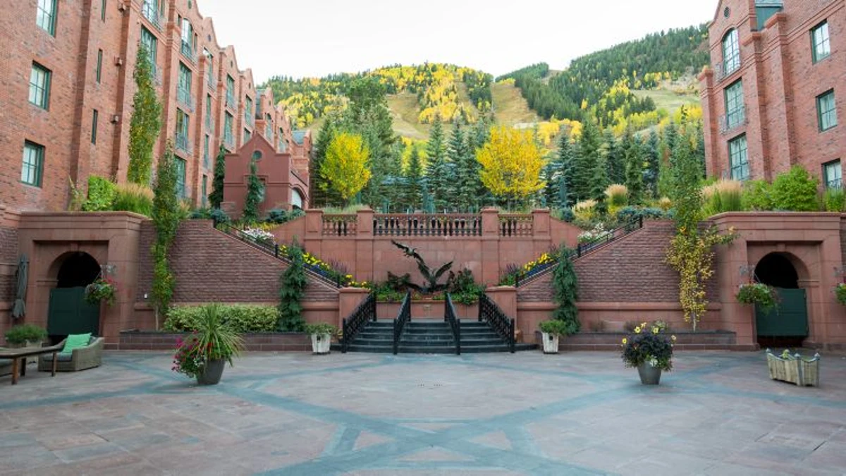 Fachada del St. Regis Aspen asociada al caso Aspen Coin SolidBlock y su tokenización inmobiliaria institucional