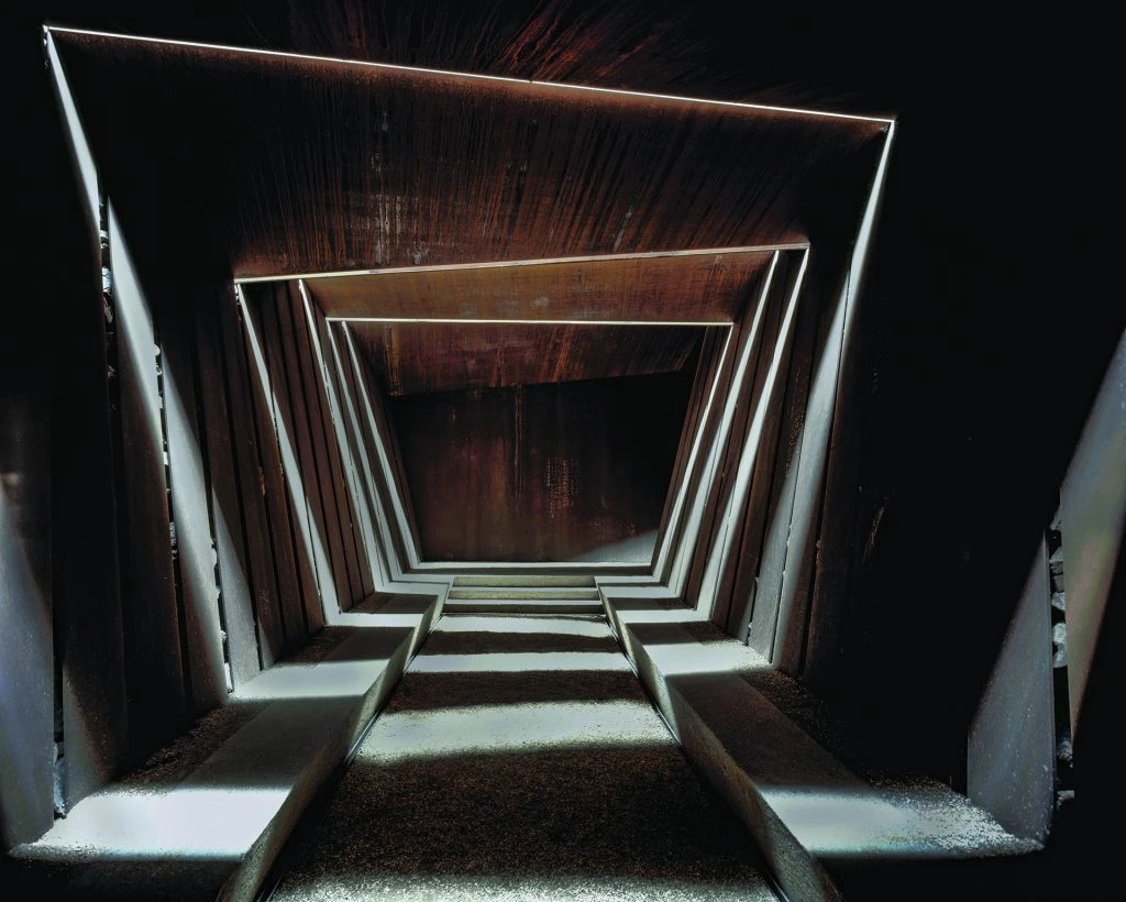 Arquitectura de bodegas contemporánea en Bell-lloc, diseñada por RCR con integración total en el entorno.