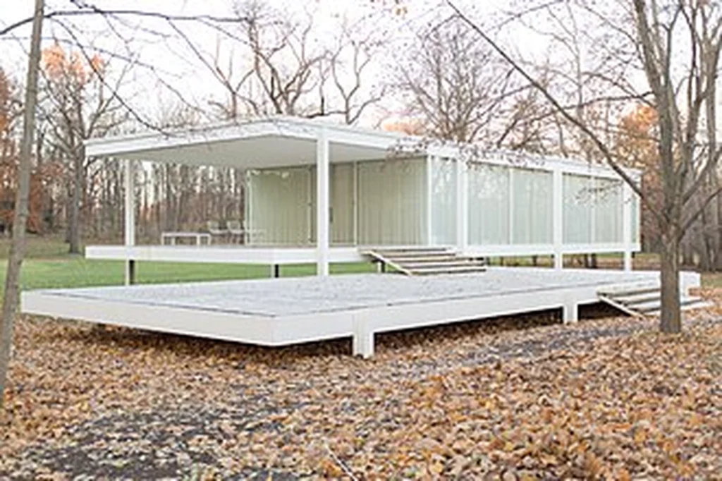 Casa Farnsworth elevada sobre el terreno, ejemplo icónico de arquitectura minimalista de Mies van der Rohe