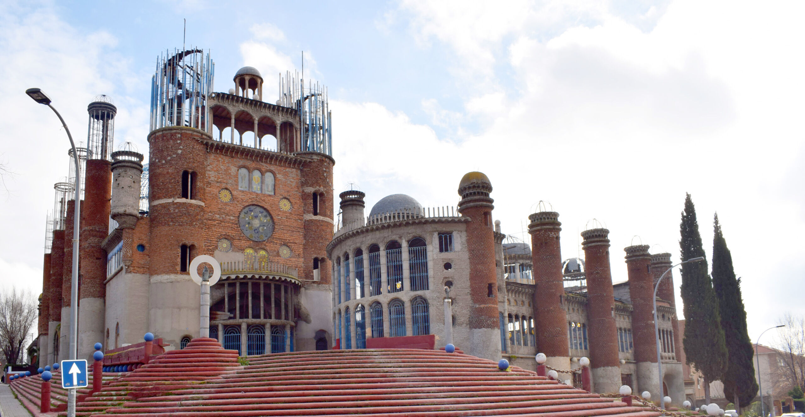 Detalle de materiales reciclados en la Catedral de Justo: bidones, ruedas y chapas