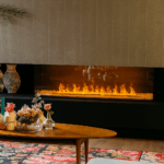 Chimenea eléctrica decorativa empotrada en salón urbano moderno