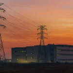 Data centers en México al atardecer con torres eléctricas que simbolizan la crisis energética de 2026