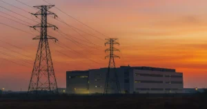 Data centers en México al atardecer con torres eléctricas que simbolizan la crisis energética de 2026
