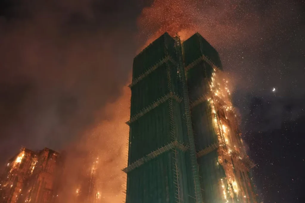 incendio en Hong Kong con propagación exterior en andamios durante una obra de rehabilitación