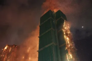incendio en Hong Kong con propagación exterior en andamios durante una obra de rehabilitación