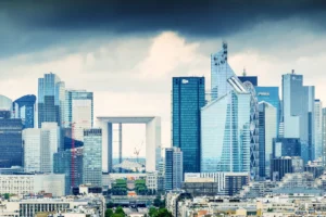 Panorámica de La Défense París con rascacielos emblemáticos y el skyline del distrito financiero