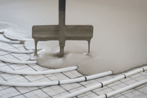 mortero autonivelante de anhidrita aplicado sobre suelo radiante hidráulico