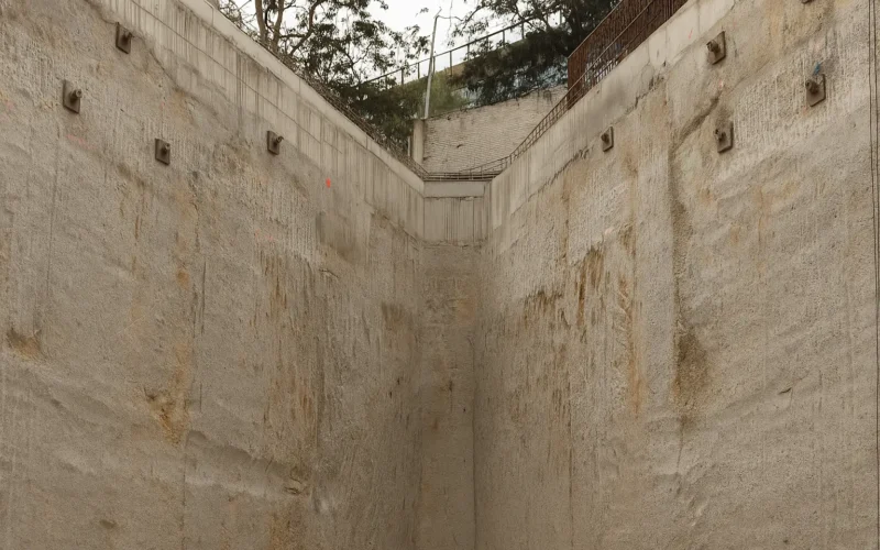 Excavación profunda con muros pantalla