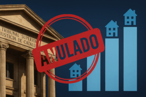 Fachada del Tribunal Superior de Justícia de Catalunya con un sello rojo de “anulado” sobre un gráfico de viviendas.
