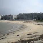 Vista costera de edificios residenciales en Uruguay, ejemplo del desarrollo urbano sostenible y de baja huella de carbono