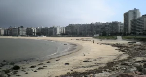 Vista costera de edificios residenciales en Uruguay, ejemplo del desarrollo urbano sostenible y de baja huella de carbono