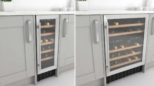 Vinoteca pequeña en la cocina integrada en un mueble bajo encimera con botellas de vino almacenadas en bandejas de madera.