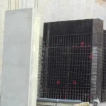 Encofrado metálico de acero con armadura interior listo para el vertido de hormigón en obra