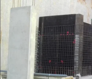 Encofrado metálico de acero con armadura interior listo para el vertido de hormigón en obra