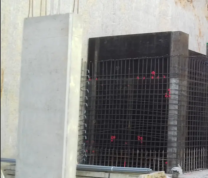 Encofrado metálico de acero con armadura interior listo para el vertido de hormigón en obra