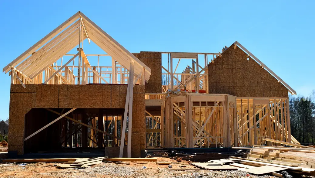 Estructura de vivienda en construcción con sistema wood framing y entramado ligero de madera