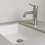 Falta de presión de agua en un baño con grifería minimalista y chorro muy fino