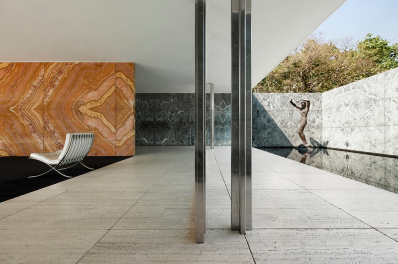 Interior del Pabellón de Barcelona con silla Barcelona y estanque de mármol