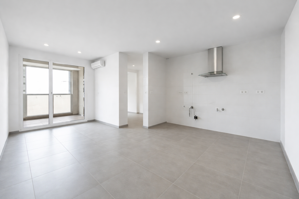 Piso de obra nueva sin cocina instalada, una tendencia cada vez más común en promociones inmobiliarias