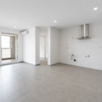 Piso de obra nueva sin cocina instalada, una tendencia cada vez más común en promociones inmobiliarias