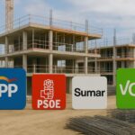 Logos de PP, PSOE, Sumar y Vox frente a una promoción de viviendas en construcción en España