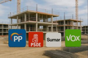 Logos de PP, PSOE, Sumar y Vox frente a una promoción de viviendas en construcción en España