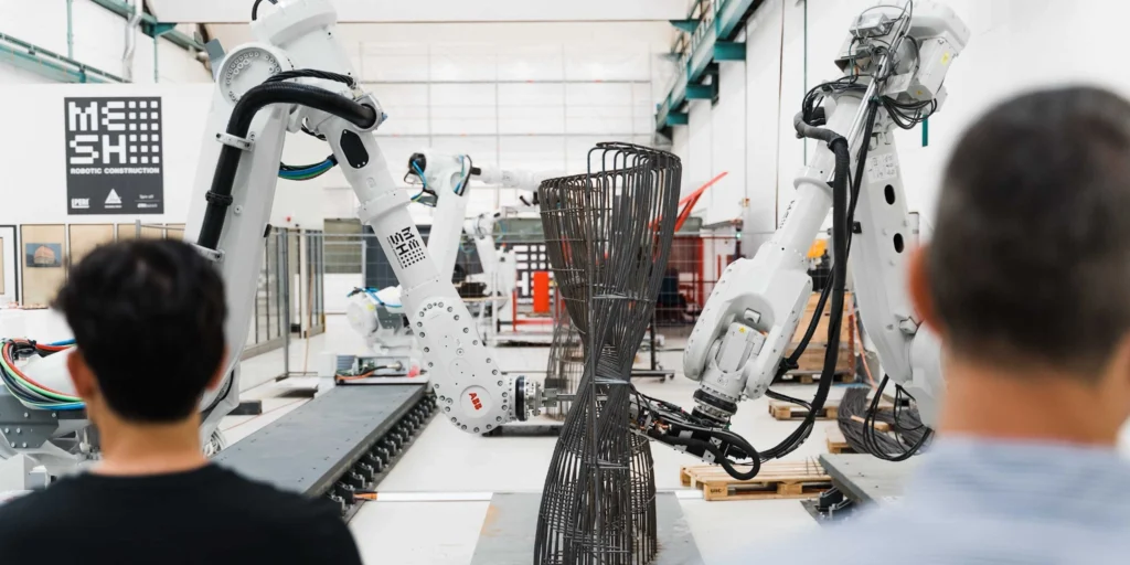 Robots de armado trabajando en la automatización en construcción para ensamblar armaduras de acero avanzadas