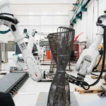 Robots de armado trabajando en la automatización en construcción para ensamblar armaduras de acero avanzadas