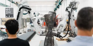Robots de armado trabajando en la automatización en construcción para ensamblar armaduras de acero avanzadas