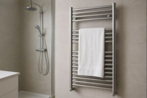 Toallero calefactable de acero inoxidable instalado en un baño moderno durante el invierno